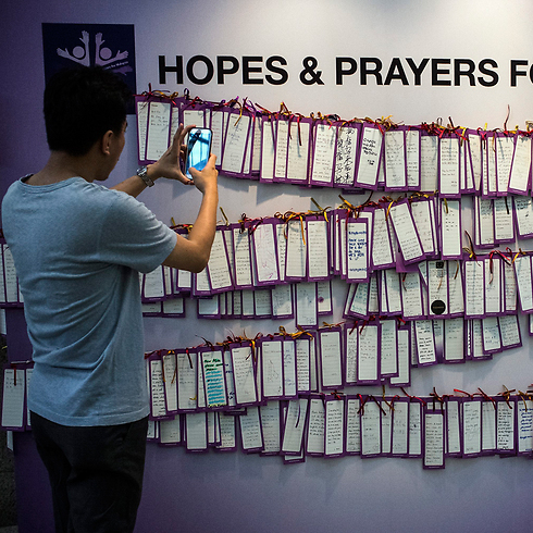 קיר תפילות לשלום הנעדרים (צילום: EPA) (צילום: EPA)
