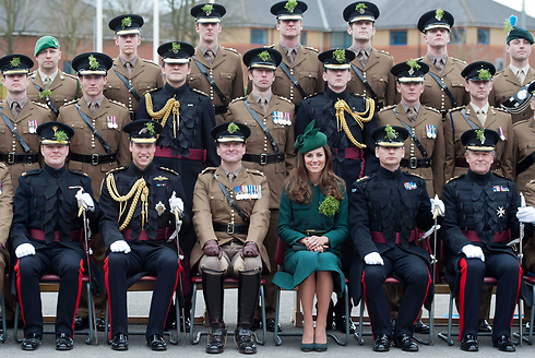 ויליאם, קייט וחיילי המשמר המלכותי האירי (צילום: רויטרס) (צילום: רויטרס)