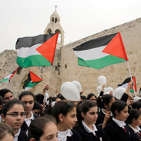 Palestinian students rallying for Abbas (Photo: Reuters)
