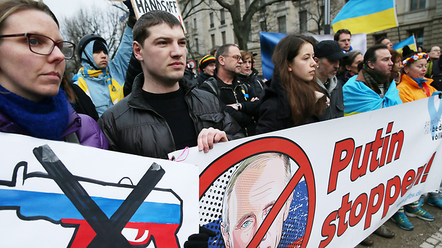 אוקראינים בהפגנה נגד פוטין מול שגרירות רוסיה בברלין (צילום: AFP) (צילום: AFP)