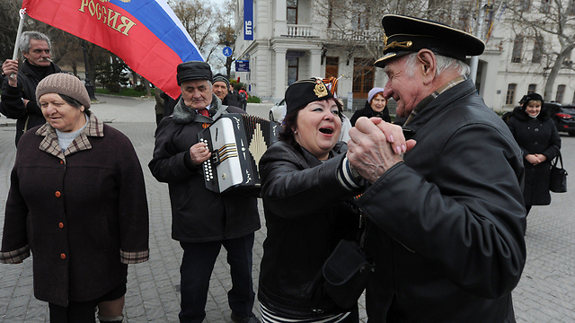 הם דווקא שמחים להסתפח לרוסיה. תושבי סבסטופול בחצי האי קרים (צילום: AFP) (צילום: AFP)