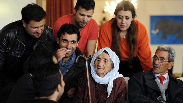  (107-year-old Syrian refugee reunites with her family)