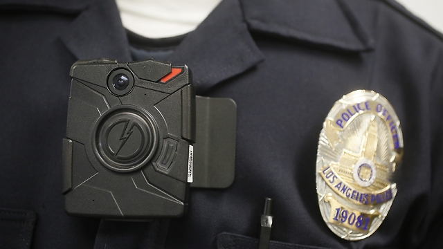 מצלמה על מדי שוטר בלוס אנג'לס (צילום: AP) (צילום: AP)