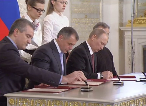 נשיא רוסיה חותם על סיפוח קרים. מולדובה היעד הבא? (צילום: RT) (צילום: RT)
