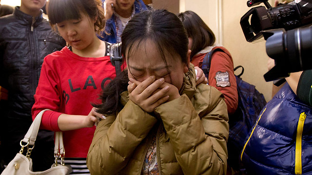 אובדי עצות. קרובי משפחה של נוסעים נעדרים בבייג'ינג (צילום: AP) (צילום: AP)