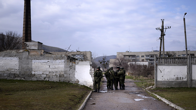 חיילים רוסים ליד בסיס פרלבנויה בחצי האי קרים (צילום: AFP) (צילום: AFP)