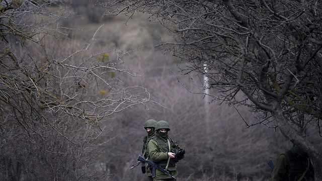 חמושים, כנראה רוסים, ליד בסיס פרבלנויה בקרים (צילום: AFP) (צילום: AFP)
