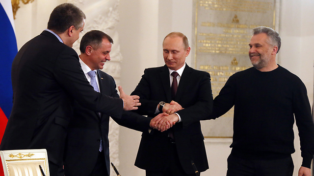 ראש העיר סבסטופול (מימין) מצטרף לחגיגה על סיפוח קרים לרוסיה (צילום: AP) (צילום: AP)