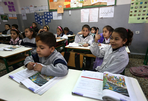 כיתת לימוד בביירות שבה לומדים תלמידים סורים ולבנונים (צילום: AP) (צילום: AP)