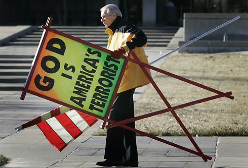 "אלוהים הוא הטרוריסט של אמריקה". פלפס בהפגנה (צילום: AP) (צילום: AP)