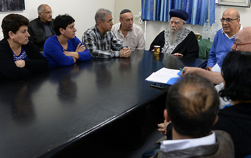 Rabbi Eliyahu Bakshi-Doron with the families of the missing Iranian Jews (Photo: Koby Gideon/GPO)