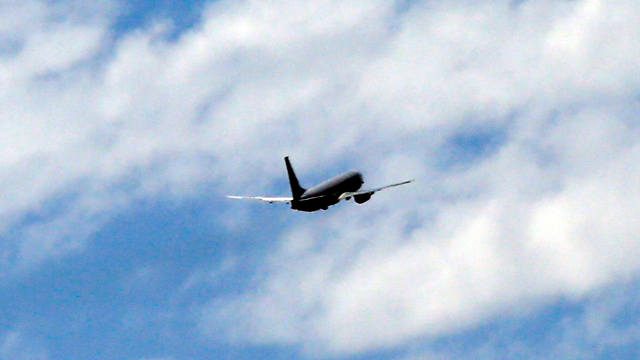 מטוס חיפוש אמריקני סורק מלמעלה (צילום: רויטרס) (צילום: רויטרס)