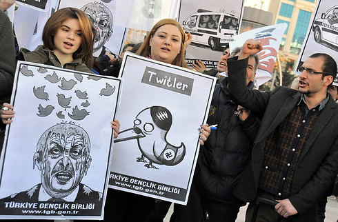מפגינים נגד חסימת טוויטר (צילום: רויטרס) (צילום: רויטרס)