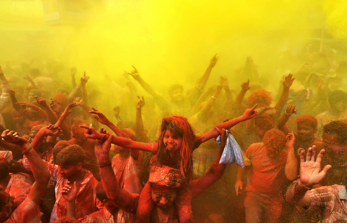 כמדי שנה מציינים בהודו את בוא האביב בפסטיבל הצבעים "הולי" (צילום: AFP) (צילום: AFP)