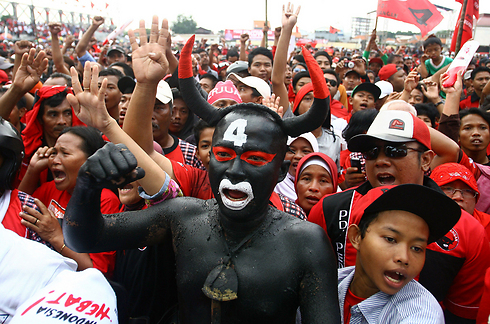 מערכת הבחירות לבית המחוקקים באינדונזיה נפתחה ותומכי מפלגת האופוזיציה המרכזית, "המפלגה הדמוקרטית", הפגינו שלל צבעים בעצרת באי ג'אווה (צילום: AFP) (צילום: AFP)