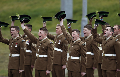 חיילי המשמר המלכותי האירי חוגגים את יום פטריק הקדוש. הצטרפו לחגיגות: הזוג המלכותי ויליאם וקייט מידלטון (צילום: AFP) (צילום: AFP)