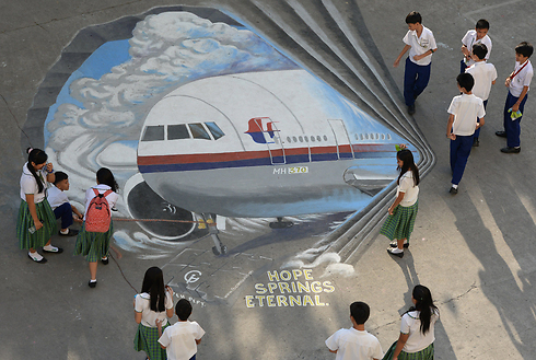 בעיר מנילה בפיליפינים ציירו על הרצפה ציור של מטוס "מלזיה איירליינס" שנעלם בצורה מסתורית לפני שבועיים (צילום: AFP) (צילום: AFP)