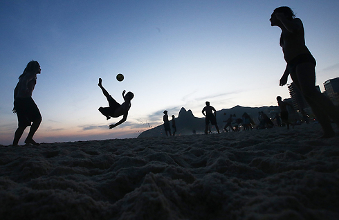 כדורגל - לא רק על מגרש דשא. בחוף איפנמה בריו דה ז'ניירו משחקים "אלטינה", משחק שבו השחקנים חייבים לשמור על הכדור באוויר ללא שימוש בידיהם (צילום: גטי אימג'בנק) (צילום: גטי אימג'בנק)