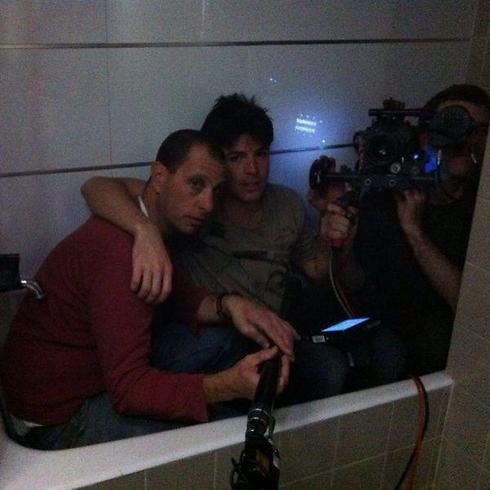 הצוות מתחבא באמבטיה. בצילומי סצנת הסקס בבית המלון ()