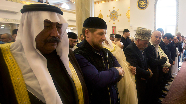 נשיא צ'צ'ניה בתפילה ראשונה (צילום: AP) (צילום: AP)