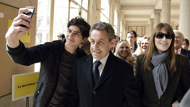 סלפי בדרך לקלפי עם ניקולא סרקוזי ורעייתו קרלה ברוני, פריז (צילום: AFP) (צילום: AFP)