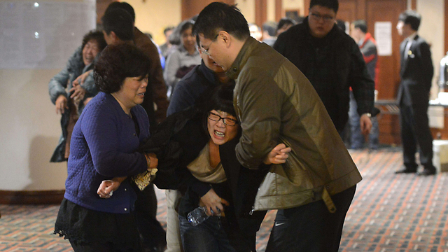 קרובי הנוסעים פרצו בבכי (צילום: AFP) (צילום: AFP)