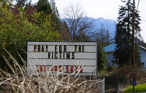 "התפללו למען הקורבנות". שלט בדרך שמובילה לאזור האסון (צילום: MCT) (צילום: MCT)