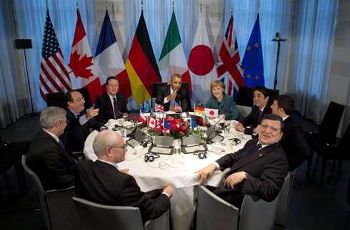 אובמה בין מרקל לקמרון בוועידת ה-G8 (צילום: AFP) (צילום: AFP)