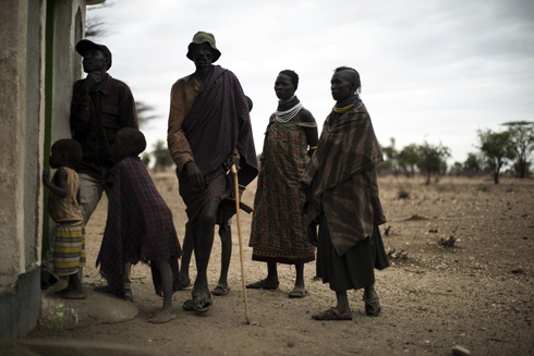 גבר בקניה יכול לבוא בכל עת לביתו עם כמה נשים. בני שבט טורקנה (צילום: AFP) (צילום: AFP)
