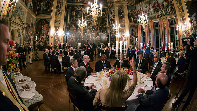 ארוחת הערב של המנהיגים בארמון מלך הולנד. שם היו נשים? (צילום: AP) (צילום: AP)