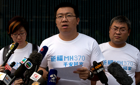 קרובי הנוסעים מחו מול שגרירות מלזיה בסין. נציג המשפחות (צילום: AP) (צילום: AP)
