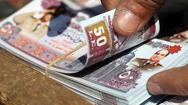 הכי פופולרי במצרים. א-סיסי על גבי שטרות כסף שנמכרים כמזכרות (צילום: רויטרס) (צילום: רויטרס)