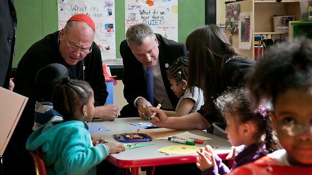 המצב לא יותר טוב ב"תפוח הגדול". ראש העיר ניו יורק דה בלאזיו בביקור בבית ספר (צילום: AP) (צילום: AP)
