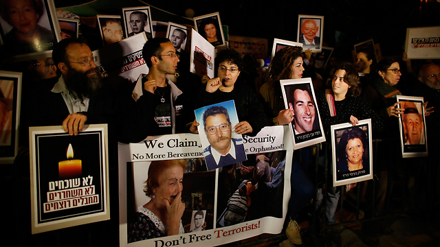 משפחות שכולות מפגינות בשבוע שעבר נגד שחרור האסירים (צילום: רויטרס) (צילום: רויטרס)