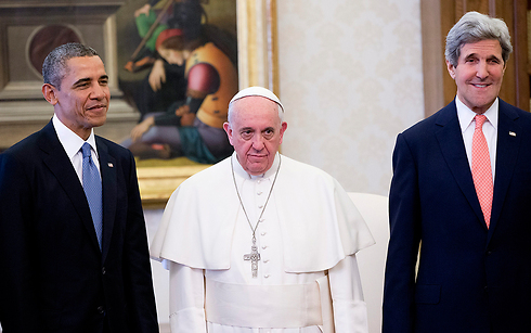 האפיפיור בין קרי לאובמה (צילום: AFP) (צילום: AFP)
