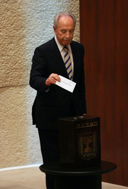 פרס מצביע בכנסת בהתמודדות ב-2007 (צילום: AFP) (צילום: AFP)