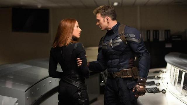 כריס אוונס וסקרלט ג'והנסון ב"קפטן אמריקה: חייל החורף" ()