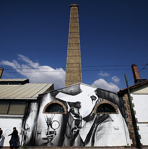 האומן היווני iNO עיטר קיר של מפעל גז ישן באתונה              (צילום: AP) (צילום: AP)