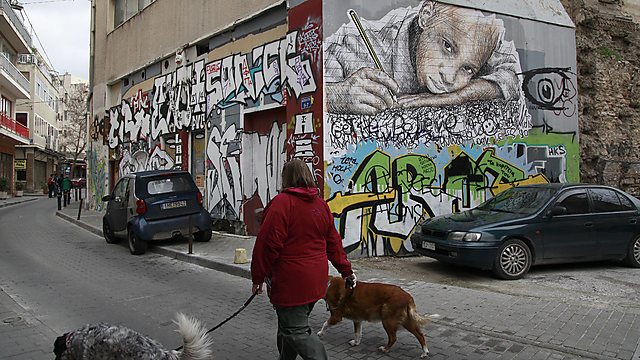 הציור ,רשימות" צויר על-ידי STMTS במרכז אתונה                   (צילום: AP) (צילום: AP)