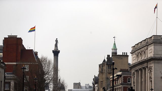 דגלי הגאווה מונפים בלונדון (צילום: AP) (צילום: AP)