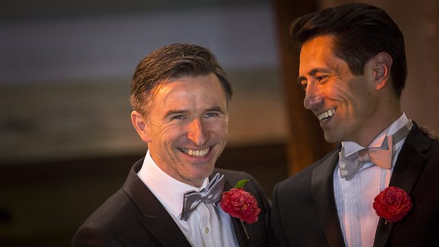 דיוויד קברזה (מימין) ופיטר מקגריית' נישאים בלונדון  (צילום: גטי אימג'ס) (צילום: גטי אימג'ס)