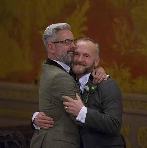 ניל אולרד (מימין) ואנדרו ווייל התחתנו אחר חצות בברייטון (צילום: גטי אימג'ס) (צילום: גטי אימג'ס)
