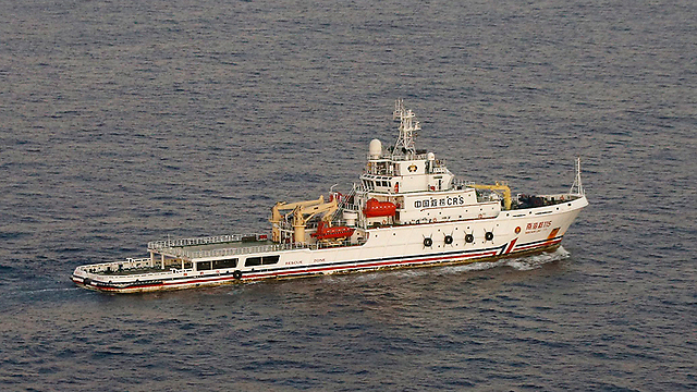 Chinese ship searching for the plane (Photo: EPA)