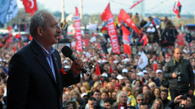 מנהיג אופוזיציה בעצרת באיסטנבול (צילום: AP) (צילום: AP)