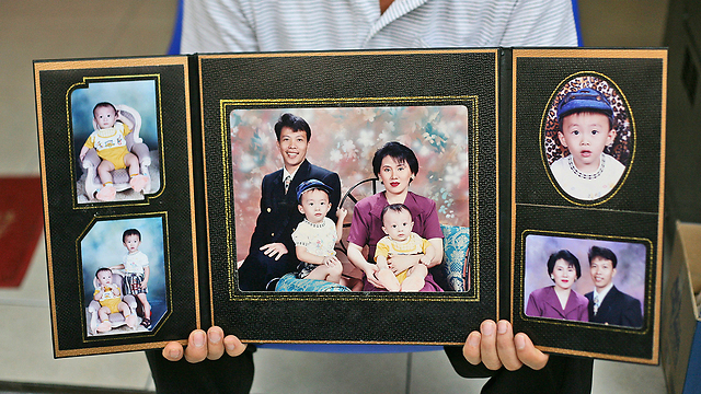 תמונותיהם של סוגיאנטו לו, רעייתו וילדיהם (צילום: AP) (צילום: AP)