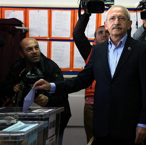 כמאל קיליצ׳דארולו, מנהיג CHP בקלפי (צילום: AP) (צילום: AP)