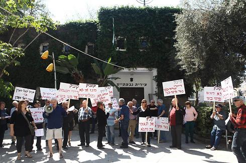 חברי תנועת "גבעתיים גם שלנו" בהפגנה הקודמת (צילום: אמנון האן) (צילום: אמנון האן)