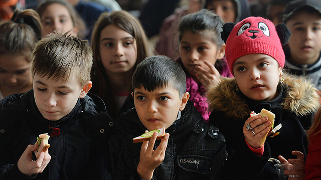 ילדי צוענים. "אסור לגרש אזרחים אירופים על בסיס אתני" (צילום: AFP) (צילום: AFP)