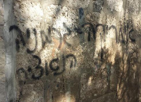 כתובת בגנות ארה"ב על קיר המנזר, הבוקר (צילום: זייד ערטול) (צילום: זייד ערטול)
