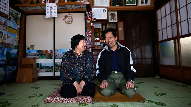 שמחים בחלקם. קימיקו עם בעלה טושיאו (צילום: רויטרס) (צילום: רויטרס)